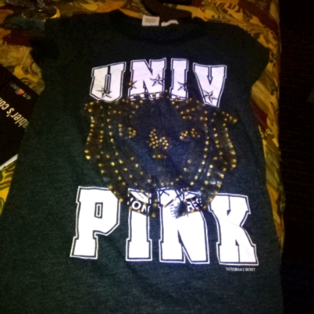Women's vs pink graphic tee